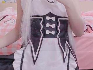 不需要什么亮光，AT鲨的红裙套图就这么俘获人心。