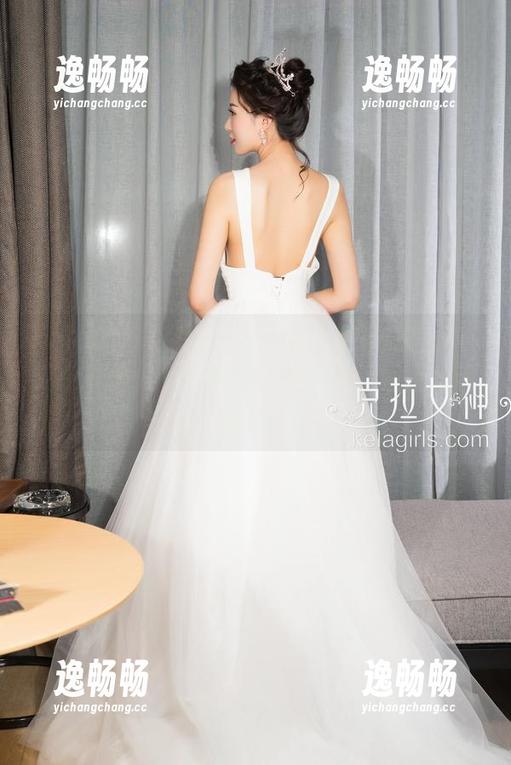 KelaGirls克拉女神 - 容儿的最新写真：这个礼服像极了我心中的完美，但上身谁能驾驭得了呢？
