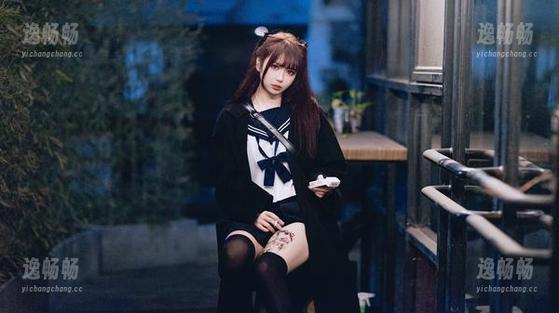 战斗服和旗袍？Tina很妖孽呀的私拍果然让人停不下来