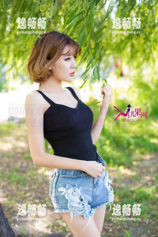 UGirls尤果网 - 乔依琳的美脚写真：水蛇腰腿快来围观，别被她的双脚吸走了！