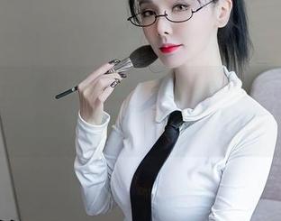 Xiuren秀人网 – 冷月yuer与她的眼镜：原图的优雅，套图的俏皮