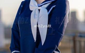 私拍合集里的Zyra秋，礼服和小尴尬都写在脸上