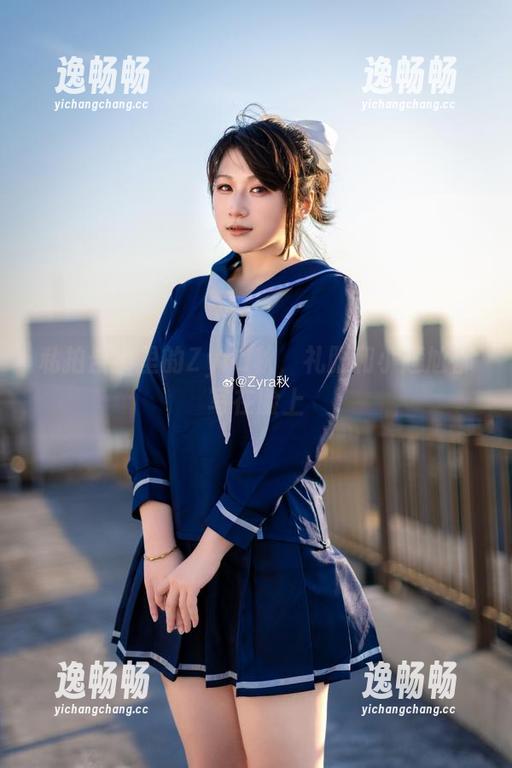 私拍合集里的Zyra秋，礼服和小尴尬都写在脸上