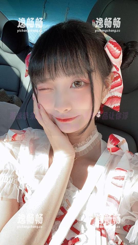 游泳季来临，Wendy的泳池作品让你浮想联翩