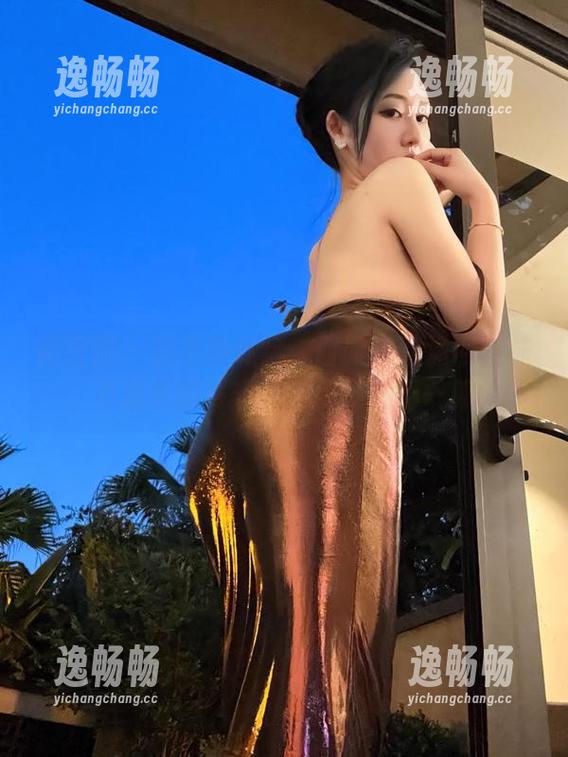 微密圈 - 图集新体验：西服夹着渔网丝袜，不爱笑的赛琳的造型果然不一般！