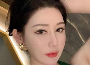 微密圈 – 私房写真大揭晓：不爱笑的赛琳挑战红色内衣的‘羞羞’时刻！