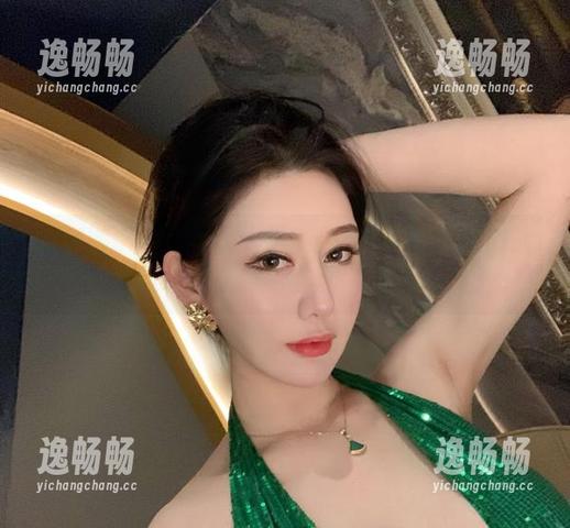 微密圈 - 私房写真大揭晓：不爱笑的赛琳挑战红色内衣的‘羞羞’时刻！