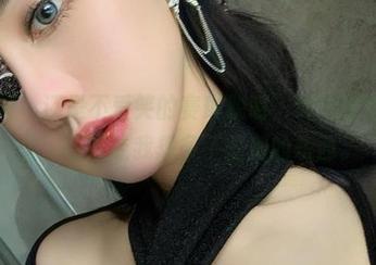 微密圈 – 还是不爱笑的赛琳聪明，纯白写真不复杂，反而让我想多了些别的东西。