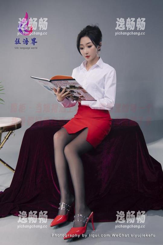 丽柜 - 当短裙遇上璐璐，原图里的每一个折叠都好像在说悄悄话，照片里暗藏了多少个小心思呢？
