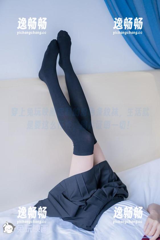 穿上兔玩映画定制的粉色条纹袜，生活就是要这么任性，图片证明一切！