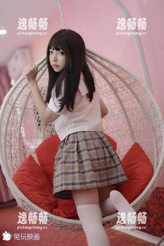 短裙和条纹，小心了，兔玩映画的照片就要把眼球抢回家了！
