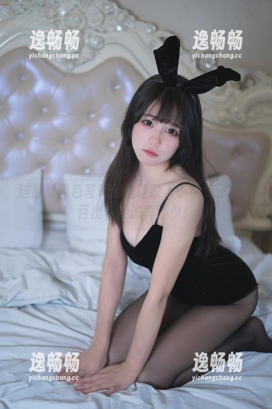 这最新黑色写真倒是让咬人小小兔子灵感百出，姿态真不少！