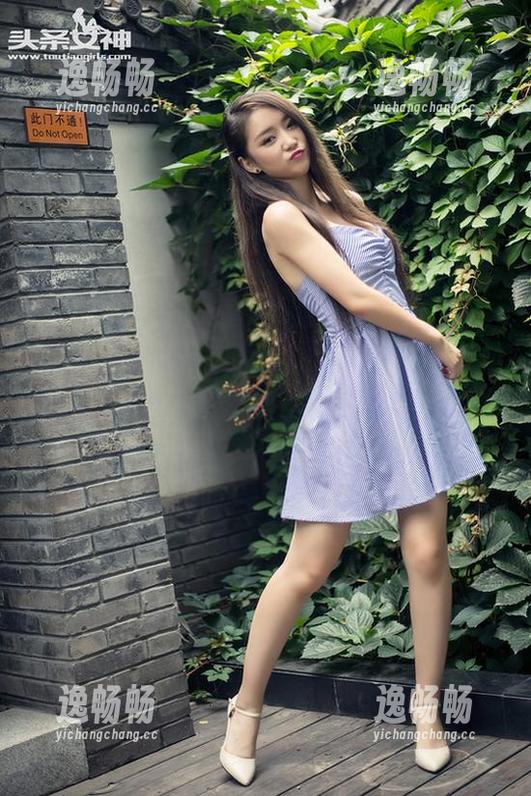 头条女神 - “办公室还是秀场？张蓝欣的写真图集很有意思“