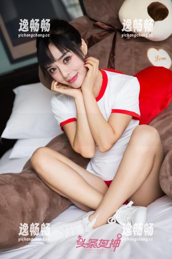 头条女神 - 文雪的丝袜美图合集，下载后可别瞎说哦！