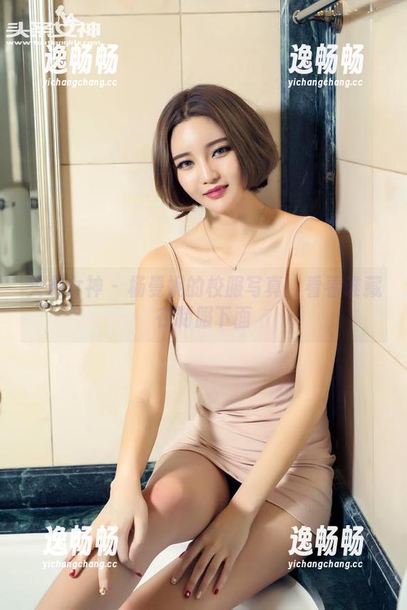 头条女神 - 杨曼妮的校服写真：看看谁藏在制服下面