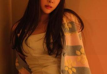 姜仁卿(강인경)的白T恤和牛仔裤，每一寸都是‘我太会穿了’的美图图包！