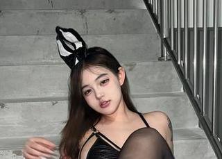 微密圈 – 小优优子车内豹纹，感觉像是在拍大片，无圣光，图片里的每个细节都让人想多看几眼。