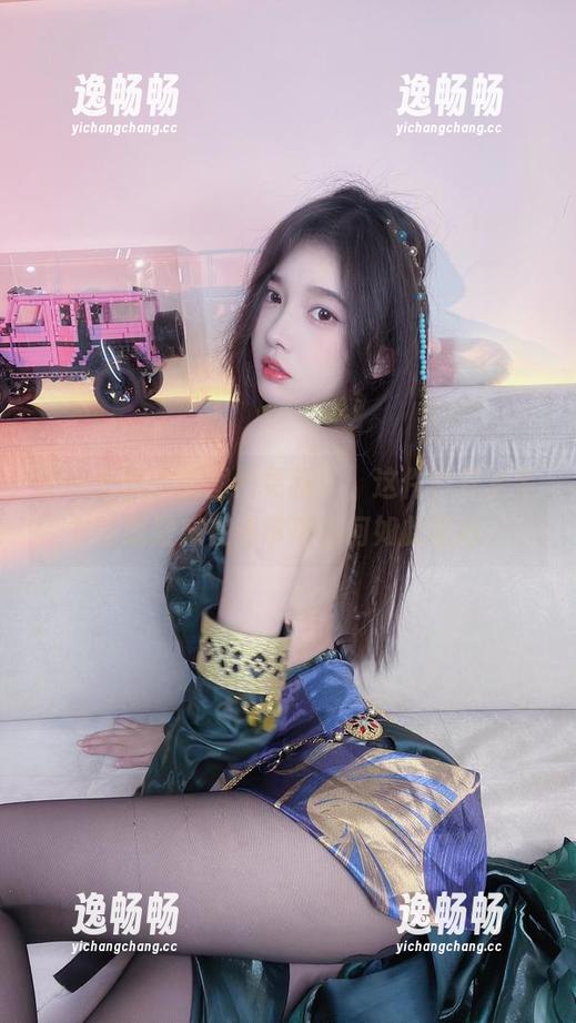 小小奶瓶儿的图片更新了，这件白开水毛衣让我疑惑在线审美为何如此微妙。