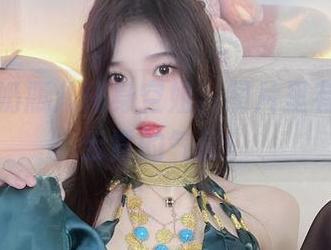 看小小奶瓶儿化身空姐，图片里有种飞出云霄的气息！