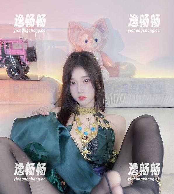 看小小奶瓶儿化身空姐，图片里有种飞出云霄的气息！