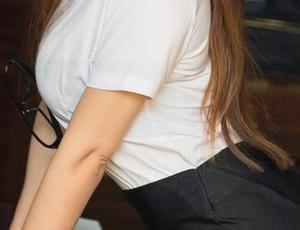 尤果网 – 在曼妮儿的海边合集里翻滚，哦，沙子卡在裤子里，真是一种别样体验。