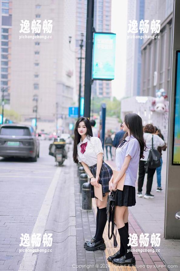 尤蜜荟 - 私拍里的“严利娅Yuliya”，校园就像个走马灯，一瞬而过的风景。