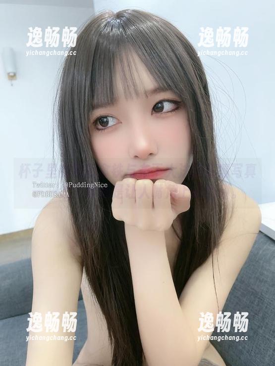杯子里的黑糖拿铁与布丁大法的高清写真——怎么看都是让人嘴角上扬的甜。