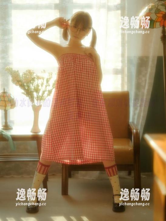 幼水铃衣的清纯写真，分享那难以捉摸的天真感。