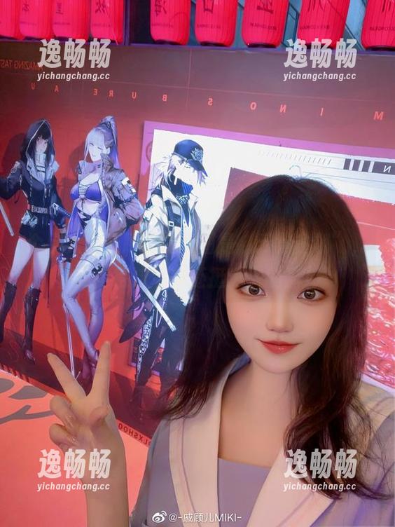 个别人说戚顾儿的套图是“云霓雀翎”，我觉得这名字还挺迷人的嘛！