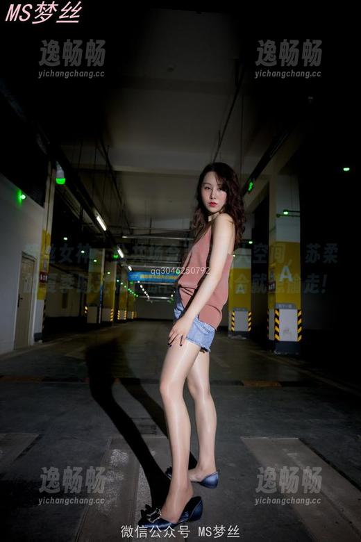 梦丝女神 - 公共场合变身私人空间，苏柔的夏季时光私拍原图一言不合就想偷走！