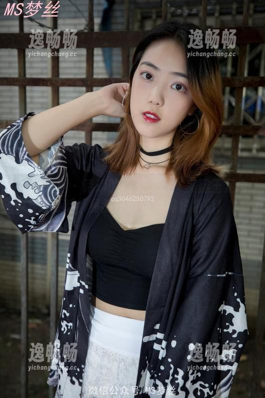 梦丝女神 - 诗琪的优雅之旅：美腿玉足合集更新，竟然还带着点神秘色彩！