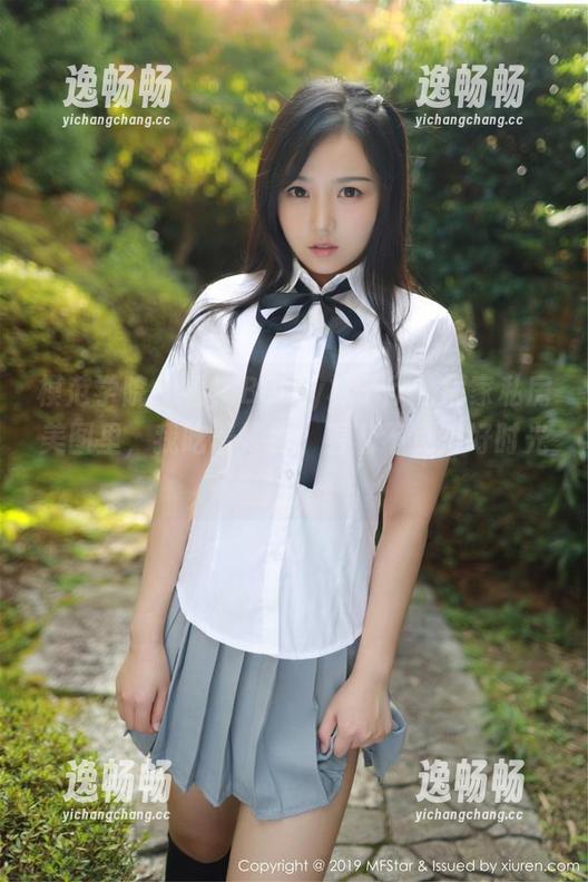 模范学院-Betty林子欣 模范学院 - 看!Betty林子欣的居家私房美图里,我吃着零食,看着不负美好时光!
