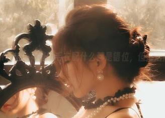 樱晚gigi私拍：花哨的毛衣配什么都是错位，但她居然没错！