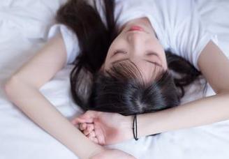 祖木子最新的美图，白丝少女这姿态，是要抓住我们的眼球吗？