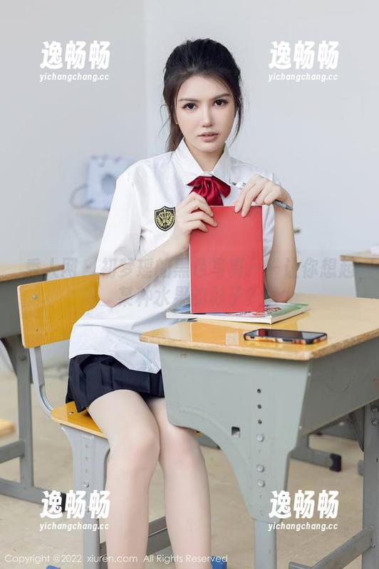 秀人网 - 初梦瑶的黑色写真——让你想起某种水果的影子？