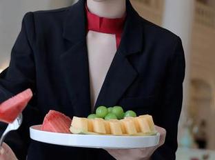 秀人网 – 大琪琪Emily的裸足写真，踩在了什么的边缘呢？