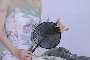 秀人网 – 戳中灵魂的小蛮妖Yummy，图库里的丝袜美腿掀起涟漪