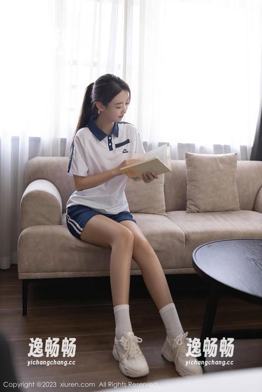 秀人网 - 说好的飒爽独有魅力，结果图包里却是一脸懵的杨晨晨sugar在抓蚊子！
