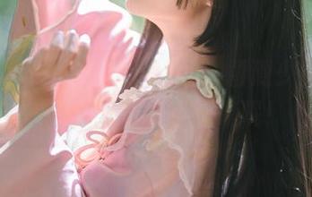 花柒Hana的美图再升级，蔷薇少女真红，隐隐透出点小妖娆呢！