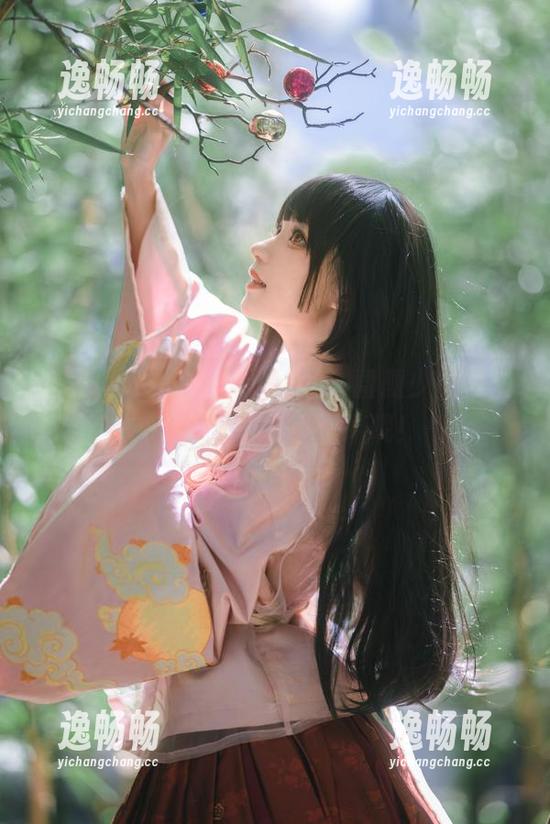 花柒Hana的美图再升级，蔷薇少女真红，隐隐透出点小妖娆呢！