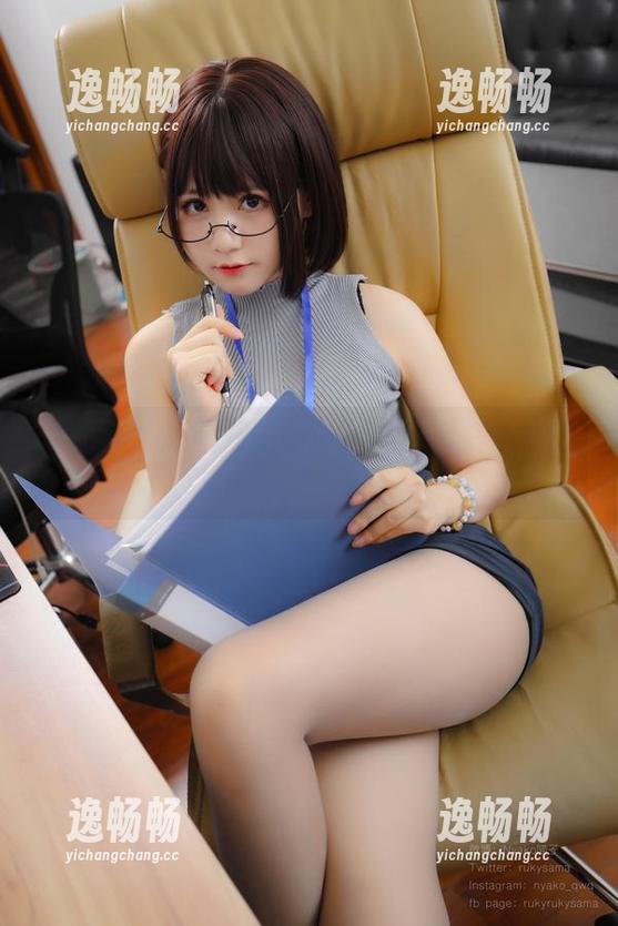 等不及了！荒井喵喵最新的初音白兔套图上线！