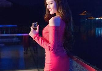 青豆客 – 伍月yuer的修女写真，不藏着掖着，来一起分享这些别致的细节吧。
