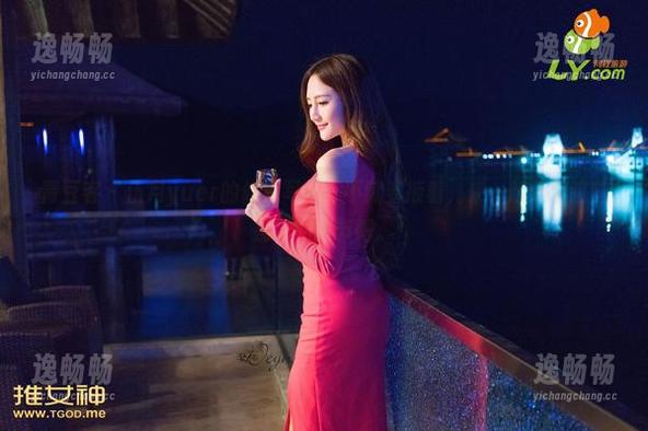 青豆客 - 伍月yuer的修女写真，不藏着掖着，来一起分享这些别致的细节吧。