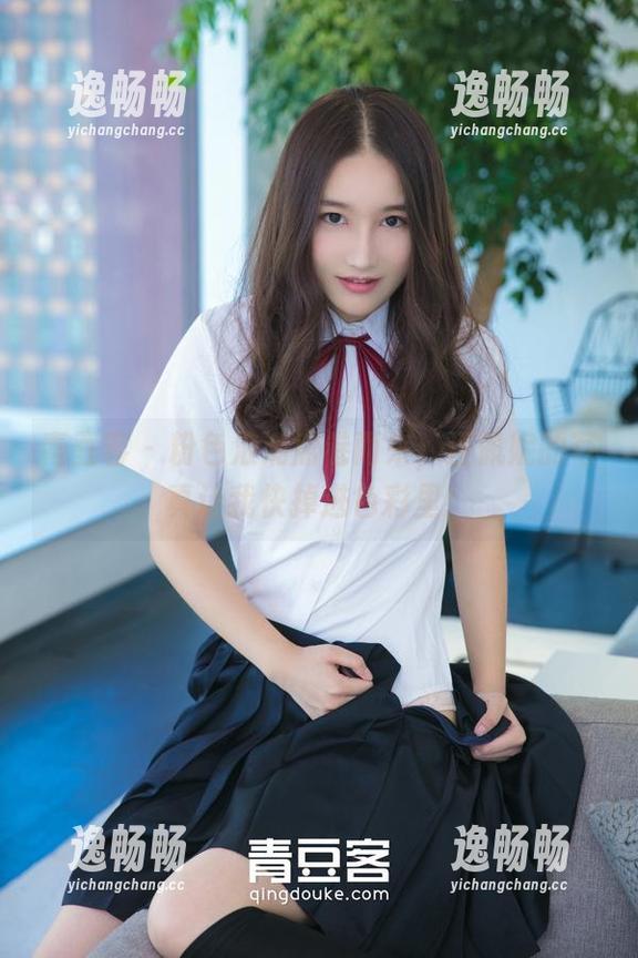 青豆客 - 粉色浪潮席卷而来，汪佩妮的写真让我快掉进色彩里！