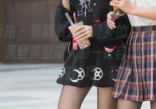 魔镜街拍 – 最新资源，婷婷的白色吊带连衣裙，黑丝美腿带火的一份自信，真想学学她的穿搭技巧，嘿嘿…
