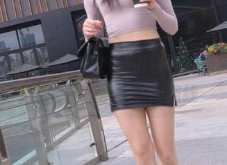 魔镜街拍的原图，热裤小白鞋在街头的自由随性，掌控你的视线